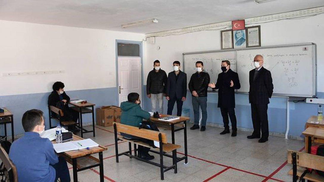 Taşlıca Ahmet Hamdi Akseki Ortaokulu Öğrencilerine Kitap Hediyesi  