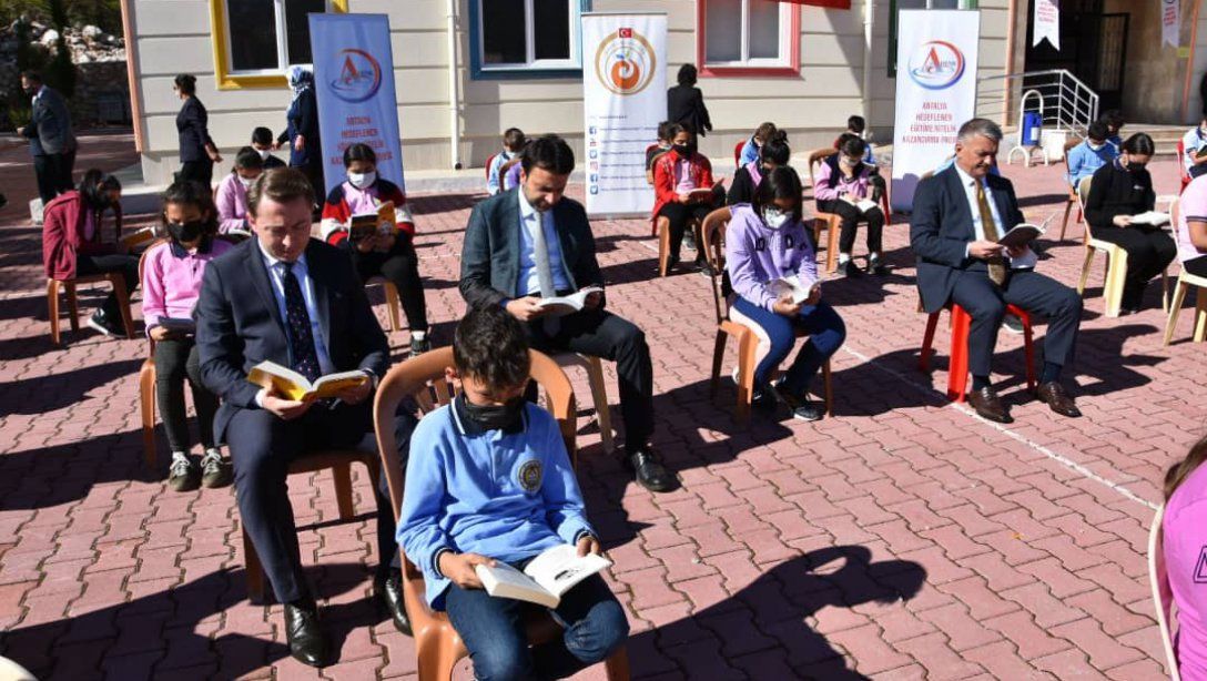 Sayın Valimiz Ersin YAZICI Emine Ahmet Büküşoğlu Ortaokulu Öğrencileri İle Kitap Okudu
