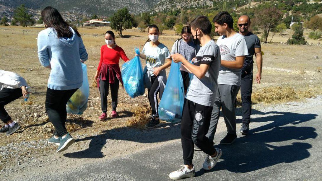 Akseki Anadolu Lisesi Öğrencilerinden Yürüyüş ve Çevre Temizliği