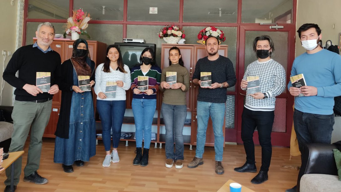 Antalya Valisi Sayın Ersin YAZICI Tarafından Öğretmenlerimize Kitap Hediye Edildi