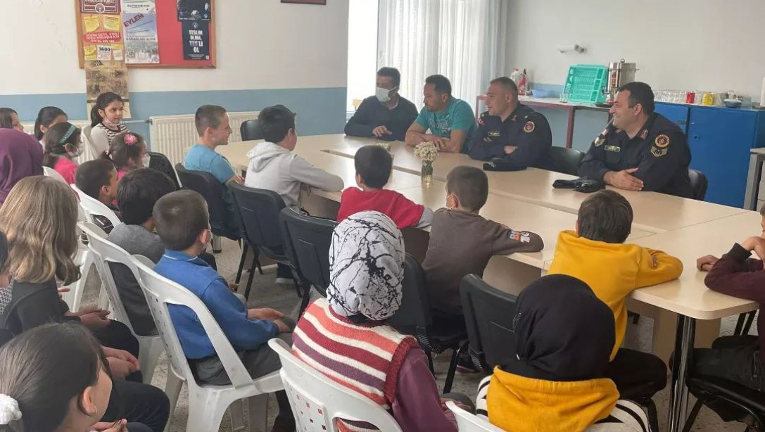 Akseki İlçe Jandarma Komutanı ile Taşlıca Karakol Komutanının Okul Ziyareti