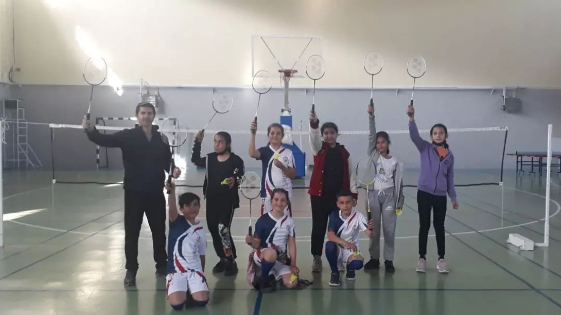 Emine Ahmet Büküşoğlu Ortaokulu Öğrencilerine Badminton Eğitimleri Devam Etmektedir