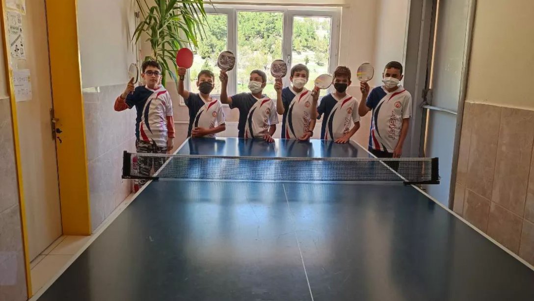Emine Ahmet Büküşoğlu Ortaokulu Öğrencilerine Masa Tenisi Eğitimleri Devam Etmektedir