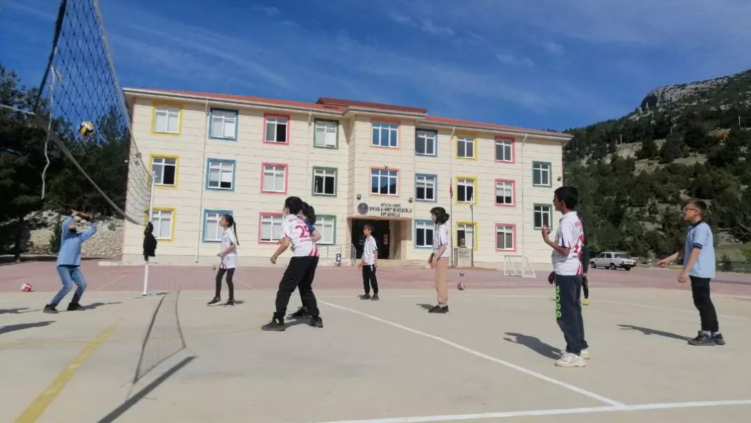 Emine Ahmet Büküşoğlu Ortaokulu Öğrencilerine Voleybol Eğitimleri Devam Etmektedir