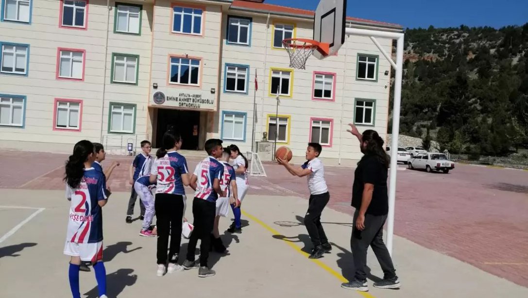 Emine Ahmet Büküşoğlu Ortaokulu Öğrencilerine Basketbol Eğitimleri Devam Etmektedir
