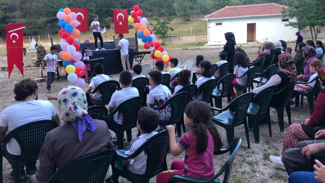 Taşlıca Ahmet Hamdi Akseki İlkokulu Öğrencilerinin Şiir Gecesi Etkinliği