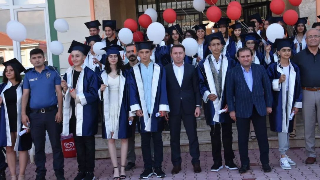Sayın Kaymakamımız Emine-Ahmet Büküşoğlu Ortaokulunun Mezuniyet Törenine Katıldı