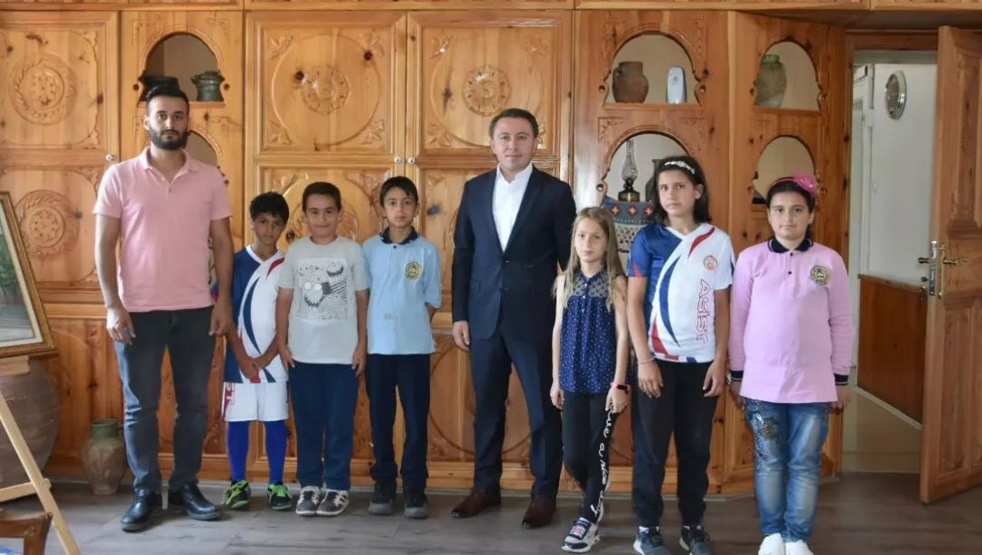 Sayın Kaymakamımız Emine-Ahmet Büküşoğlu Ortaokulu Öğrencileri İle Satranç Oynadı