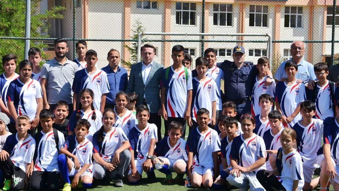 Sayın Kaymakamımız Okullar Arası Futbol Turnuvası Öncesi Öğrencilerle Bir Araya Geldi