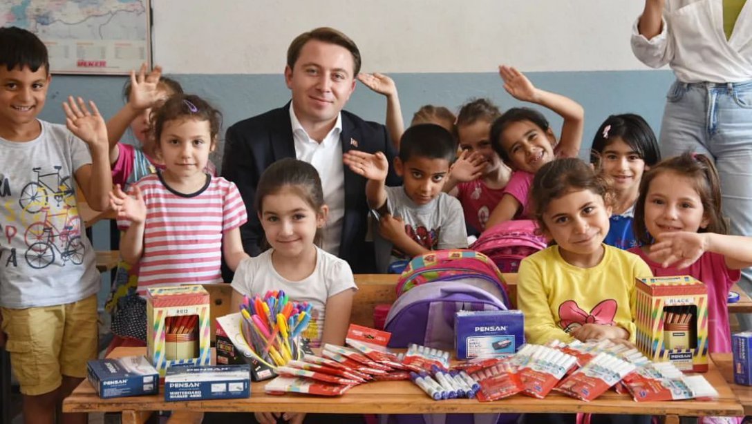 Sayın Kaymakamımız Taşlıca Ahmet Hamdi Akseki ilkokulu 1'nci Sınıf Öğrencilerini Ziyaret Ederek Hediyelerini Verdi