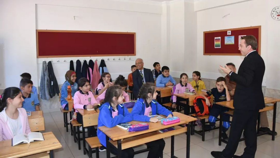 Sayın Kaymakamımız, Emine-Ahmet Büküşoğlu Ortaokulunu Ziyaret Ederek Öğrencilerle Bir Araya Geldi