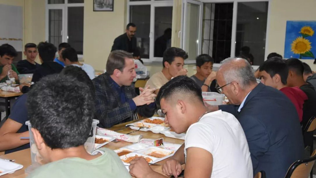 Sayın Kaymakamımız, Akseki Anadolu Lisesi Öğrencileri İle Akşam Yemeğinde Bir Araya Geldi