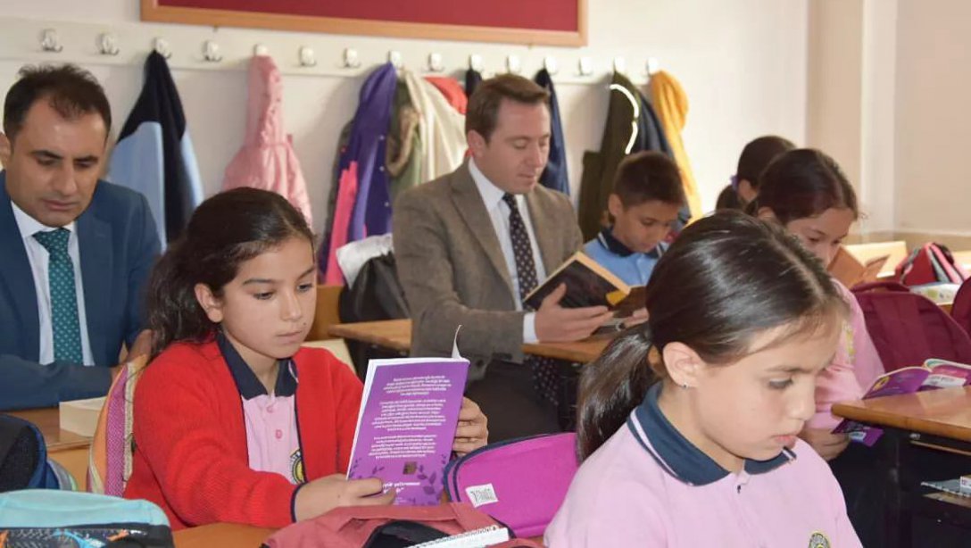 Sayın Kaymakamımız, Emine-Ahmet Büküşoğlu Ortaokulunu Ziyaret Ederek Öğrencilerle Bir Araya Geldi