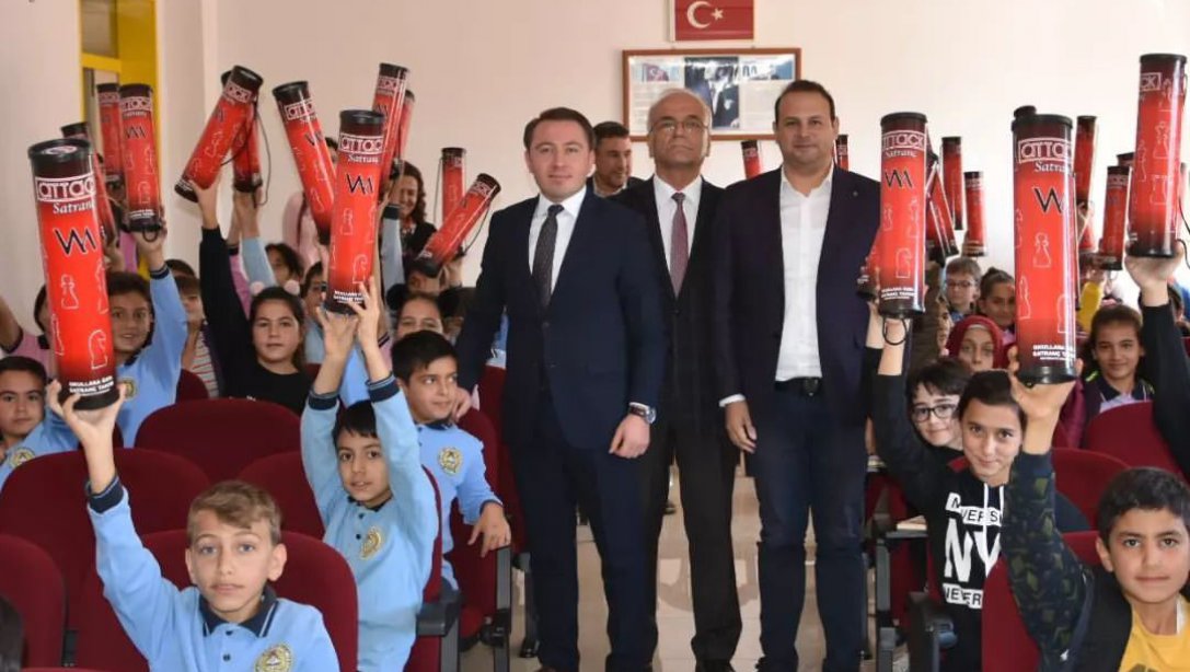 Sayın Kaymakamımız, Emine-Ahmet Büküşoğlu Ortaokulu Öğrencilerine Satranç Takımı Hediyelerini Dağıttı