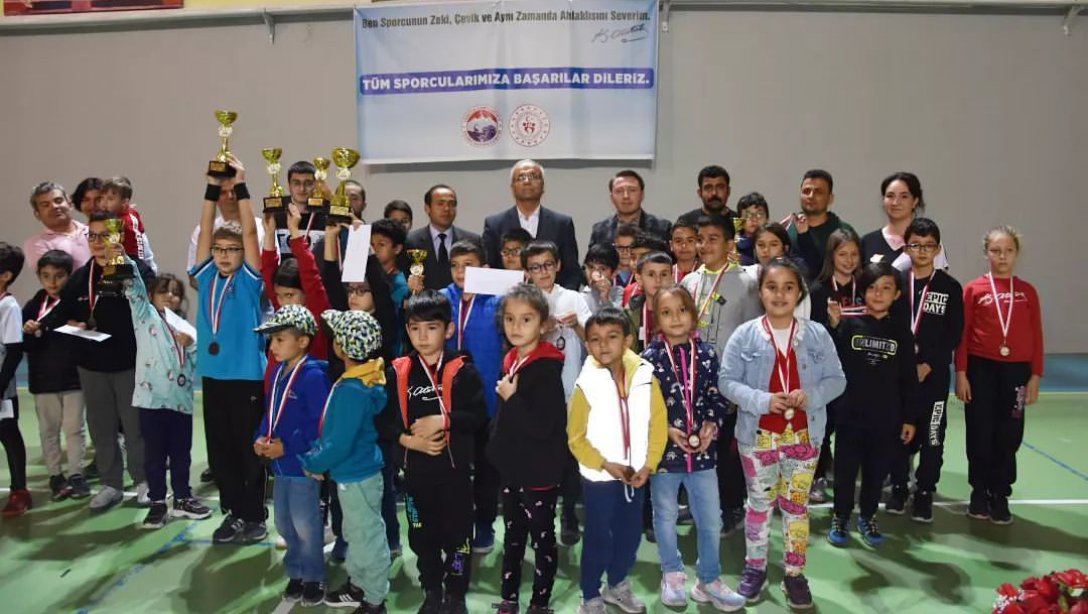 Sayın Kaymakamımız Satranç Turnuvasında Dereceye Giren Öğrencilerimize Kupa ve Madalyaları Takdim Etti