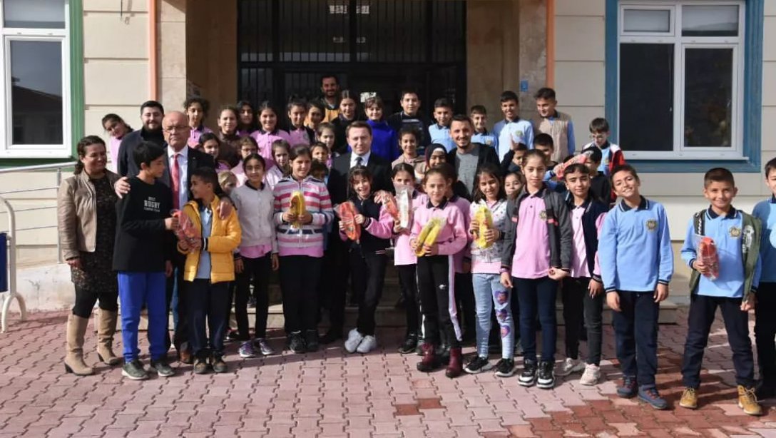 Sayın Kaymakamımız Emine Ahmet Büküşoğlu Ortaokulunu Ziyaret Ederek Hayırseverlerimiz Tarafından Gönderilen Hediyeleri Öğrencilere Teslim Etti