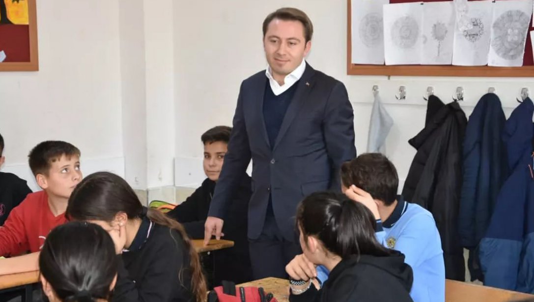 Sayın Kaymakamımız Volkan HÜLÜR Emine Ahmet Büküşoğlu Ortaokulunu Ziyaret Ederek 8. Sınıf Öğrencileri İle Bir Araya Geldi