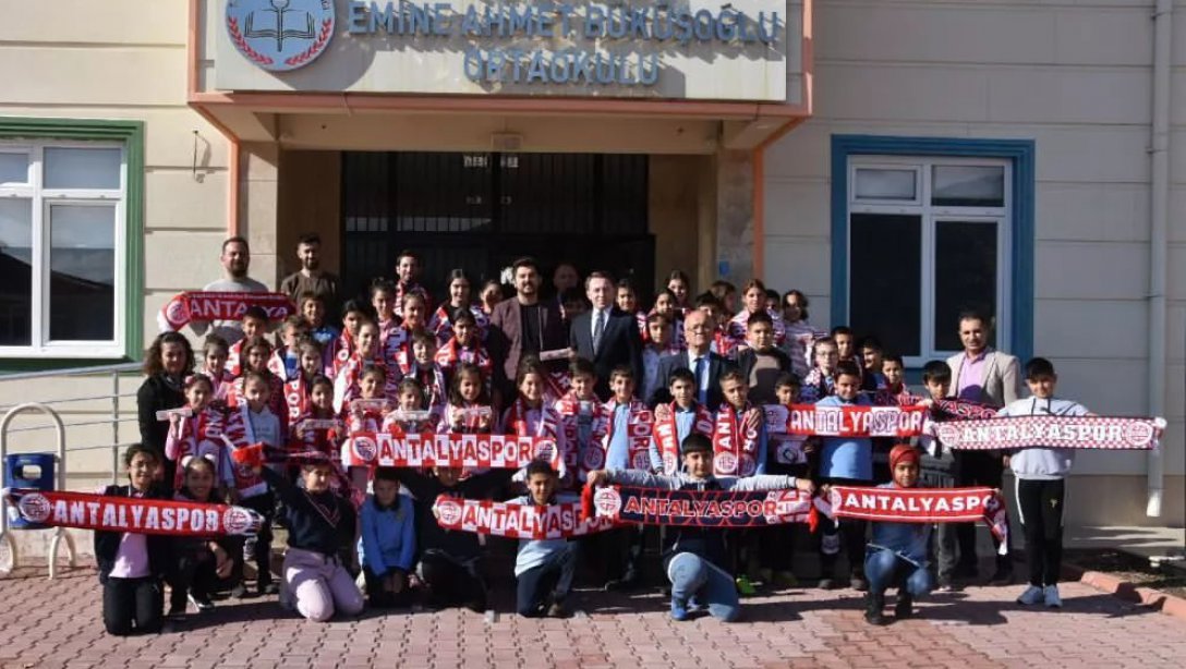 Sayın Kaymakamımız, Antalyaspor Basın Sözcüsü İle Birlikte Emine-Ahmet Büküşoğlu Ortaokulu Öğrencileriyle Bir Araya Geldi