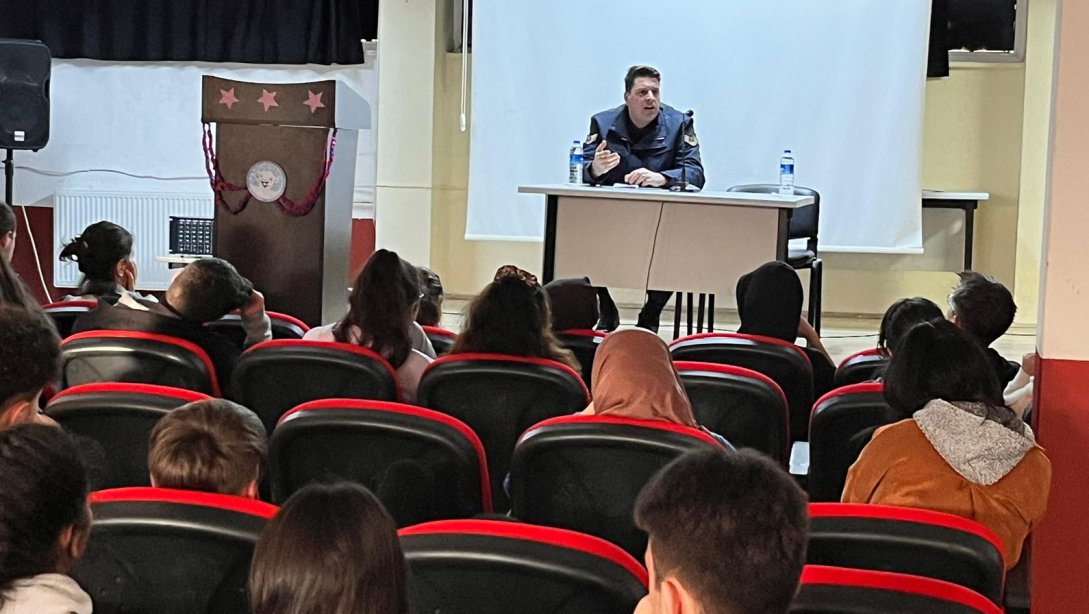 Cevizli Jandarma Karakol Komutanı Meslek Tanıtım Günleri Kapsamında Cevizli Kaya Özen ÇPAL Öğrencileri İle Bir Araya Geldi