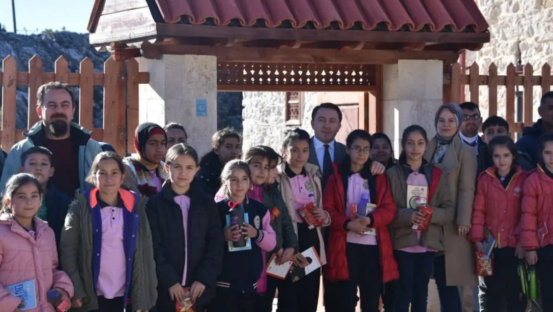 Sayın Kaymakamımız Emine Ahmet Büküşoğlu Ortaokulu Öğrencileri İle Birlikte Tarihi Sarıhacılar Camisini Ziyaret Etti