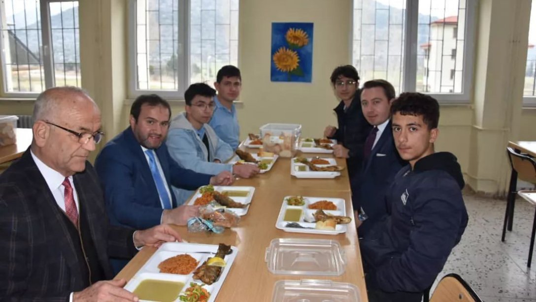 Sayın Kaymakamımız Akseki Anadolu Lisesi Öğrencileri İle Öğle Yemeğinde Bir Araya Geldi
