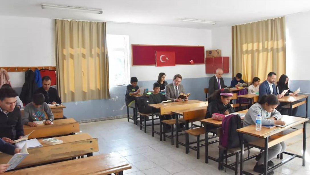 Sayın Kaymakamımız Taşlıca Ahmet Hamdi Akseki Ortaokulu Öğrencileri İle Kitap Okuma Etkinliğinde Bir Araya Geldi
