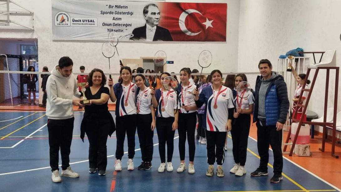 Emine-Ahmet Büküşoğlu Ortaokulu Okul Sporları Badminton Yıldız Kızlar Kategorisinde İl Üçüncülüğü Başarısını Elde Etti