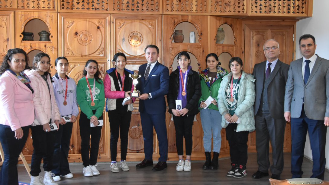 Badminton Yıldız Kızlar Kategorisinde İl Üçüncüsü Olan Emine-Ahmet Büküşoğlu OO Öğrencileri Sayın Kaymakamımızı Ziyaret Ettiler