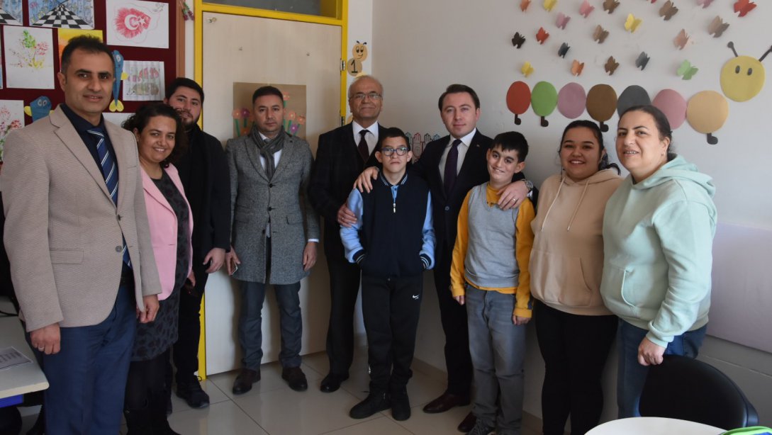 Sayın Kaymakamımız Emine Ahmet Büküşoğlu Ortaokulunu Ziyaret Ederek Özel Eğitim Öğrencileri İle Bir Araya Geldi