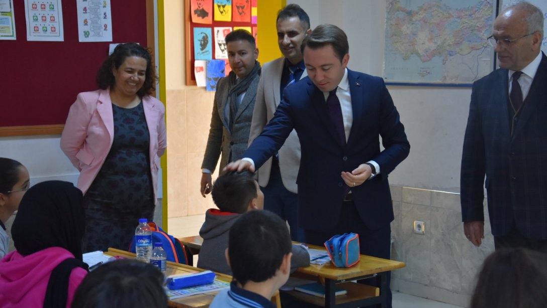 Sayın Kaymakamımız Emine Ahmet Büküşoğlu Ortaokulunu Ziyaret Ederek 7.Sınıf Öğrencileri İle Bir Araya Geldi