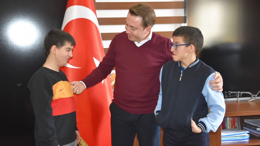 Emine-Ahmet Büküşoğlu Ortaokulu Özel Eğitim Sınıfı Öğrencileri Sevgili Ege ve Sevgili Mehmet Ali, Sayın Kaymakamımızı Ziyaret Etti