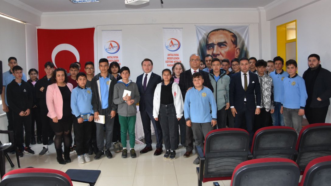 Sayın Kaymakamımız Emine-Ahmet Büküşoğlu Ortaokulu 8. Sınıf Öğrencileri İle Kitap Okuma Etkinliğinde Bir Araya Gelerek Sınav Hakkında Sohbet Etti
