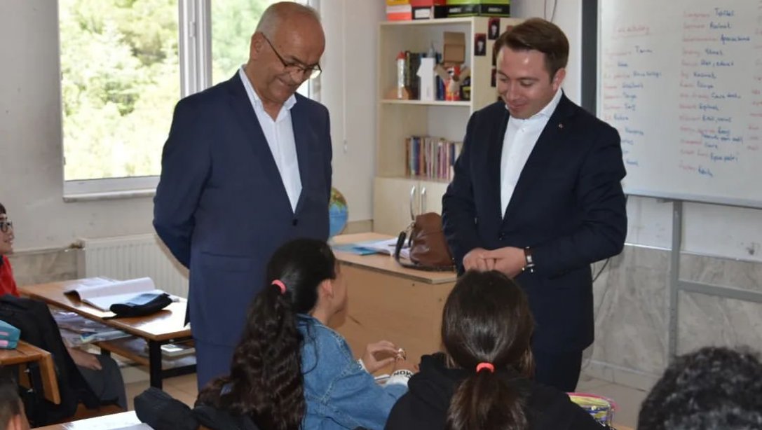 Sayın Kaymakamımız Emine Ahmet Büküşoğlu Ortaokulunu Ziyaret Ederek 7/B Sınıfı Öğrencileri İle Bir Araya Geldi