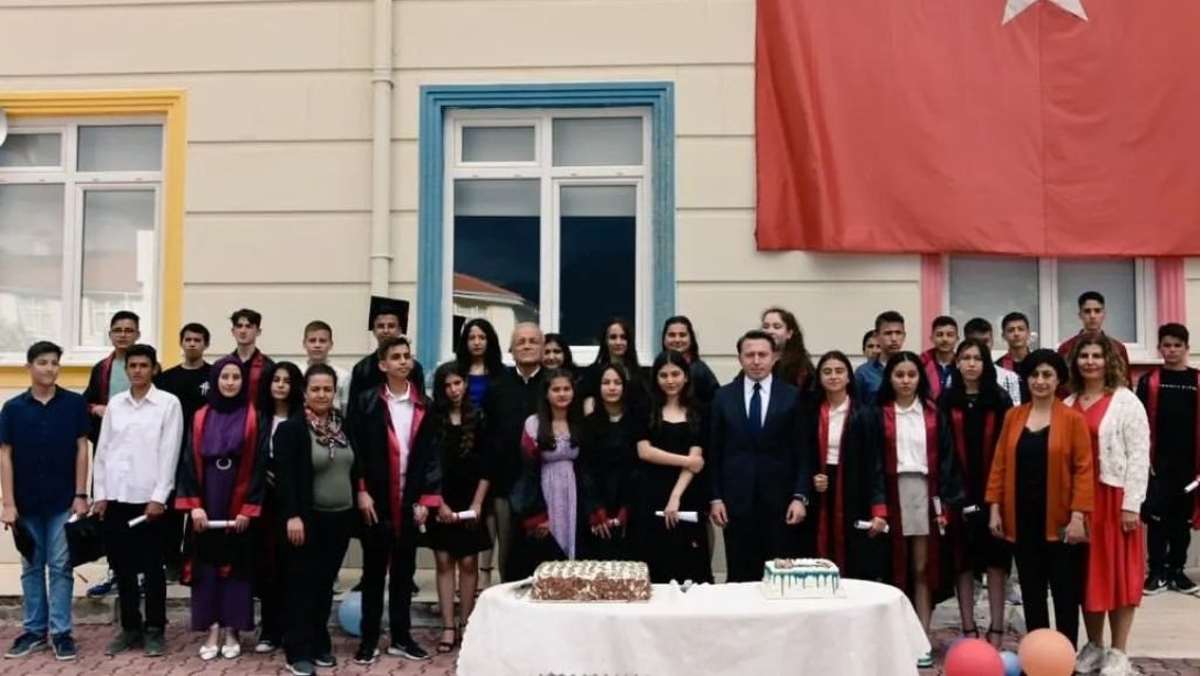 Sayın Kaymakamımız Emine Ahmet Büküşoğlu Ortaokulunun Düzenlediği Mezuniyet Törenine Katıldı