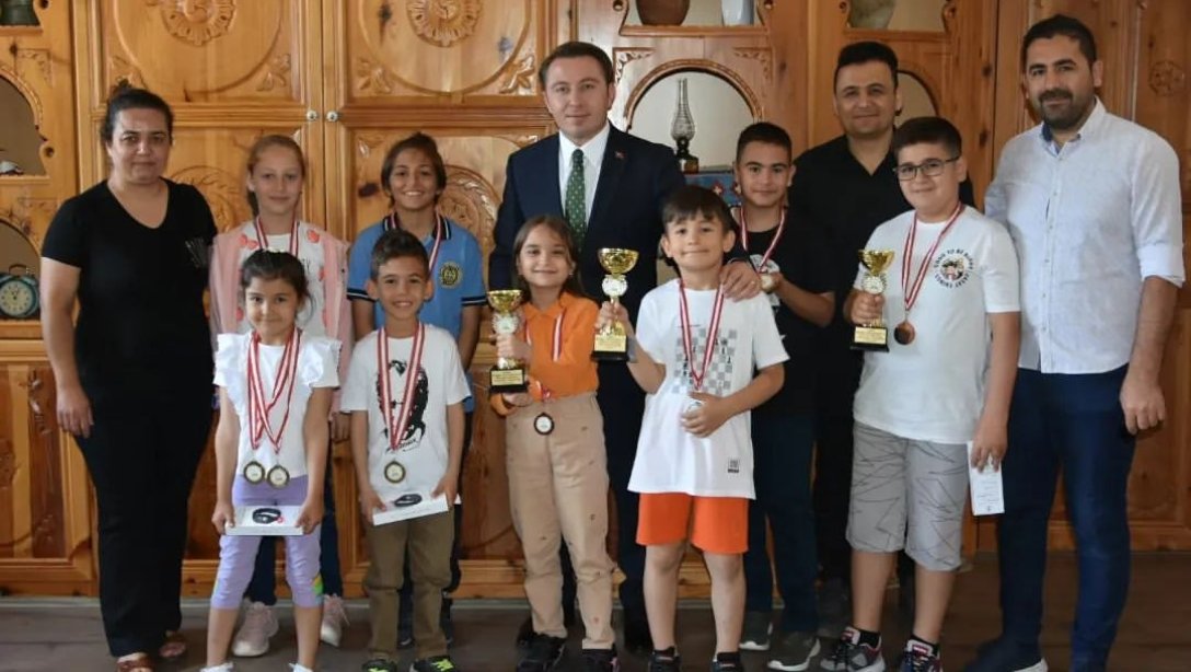 Mehmet Fatin Gökmen Yılı Satranç Turnuvasında Dereceye Giren Öğrencilerimiz Sayın Kaymakamımızı Ziyaret Ettiler