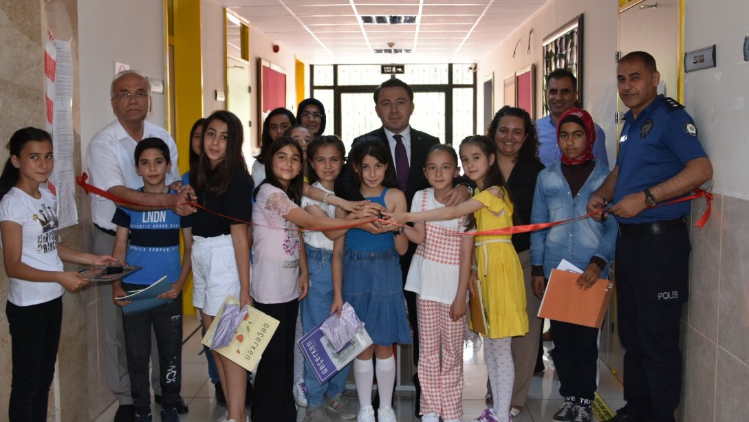 Sayın Kaymakamımız Emine Ahmet Büküşoğlu Ortaokulu Öğrencilerinin Hazırladığı Yıl Sonu Sergisinin Açılışına Katıldı