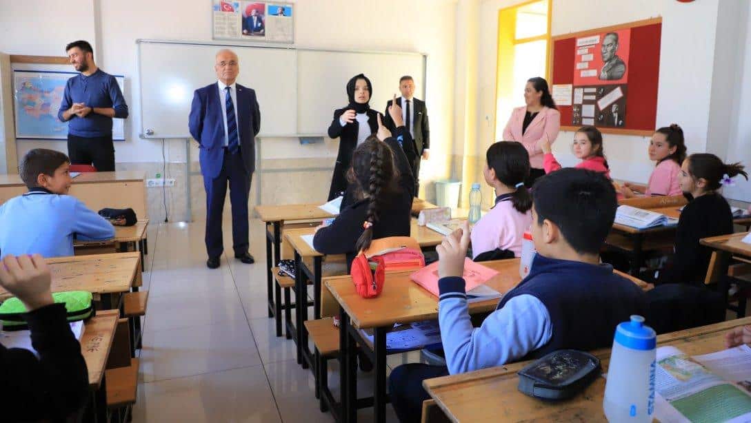 Kaymakamımız Sn. Saliha Karataş'tan Emine-Ahmet Büküşoğlu Ortaokuluna Ziyaret