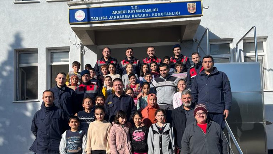 Taşlıca Ahmet Hamdi Akseki İlkokulu ve Ortaokulu Öğrencilerimizin Taşlıca Jandarma Karakol Komutanlığı ile Taşlıca Aile Sağlığı Merkezi Ziyareti