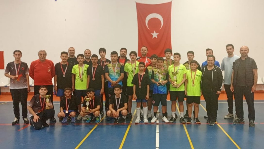 Yıldız Erkekler Badminton İl Müsabakalarında Emine-Ahmet Büküşoğlu Ortaokulunun İl Üçüncülüğü Başarısı