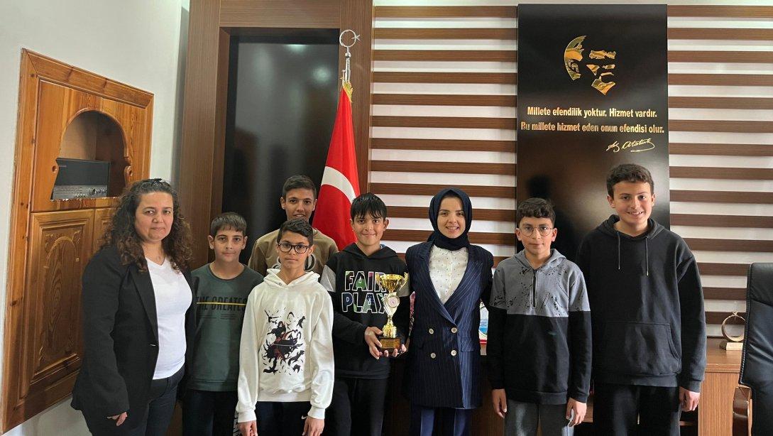 Emine-Ahmet Büküşoğlu Ortaokulu Öğrencilerimizden Kaymakamımız Sn. Saliha Karataş'a Ziyaret