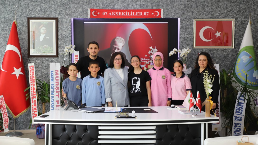 23 Nisan Ulusal Egemenlik ve Çocuk Bayramı Makam Ziyaretleri Kapsamında Belediye Başkanlığı Makamına Emine-Ahmet Büküşoğlu Ortaokulu Öğrencisi Oturdu